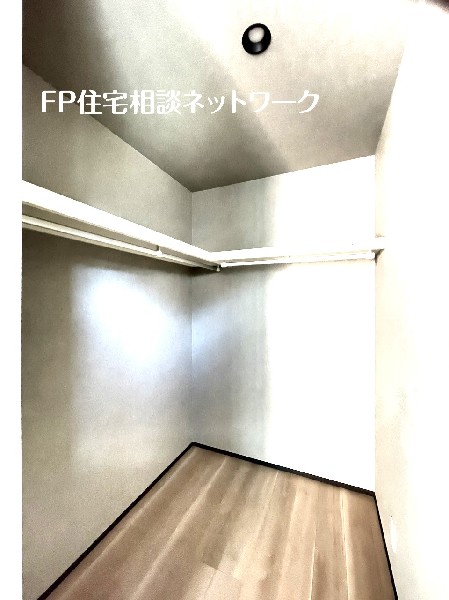 大容量のウォークインクローゼット付きなので季節物のお洋服などもきちんと収納することができます。