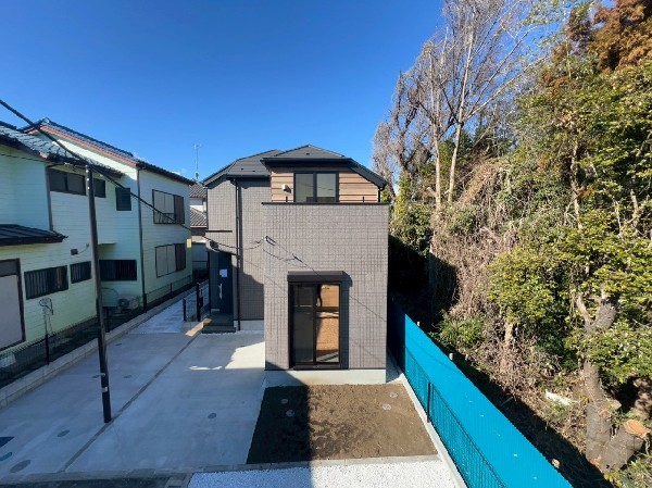 外観:緑に恵まれたエリアで、毎日のお散歩も気持ちよさそうです。自然に包まれた穏やかな暮らしができそうです。