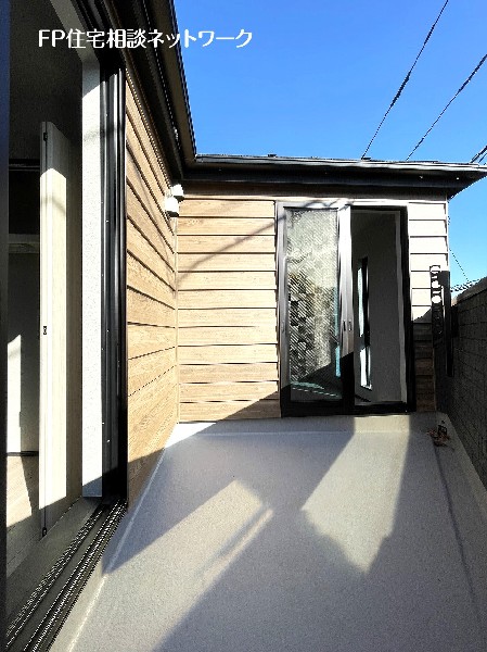 ルーフバルコニー付きです。天気の良い日にはテーブルとイスを並べて外でお食事なども楽しめます。