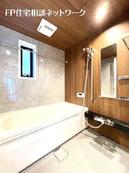 ゆったりとくつろげるユニットバス。足を伸ばせる浴槽なら疲れを癒せそう。窓付きで換気もばっちりです。