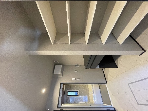 洗面室には収納棚を設置。洗剤・化粧品・ドライヤー類や、毎日使うタオルなどもすっきりと片付きますね。