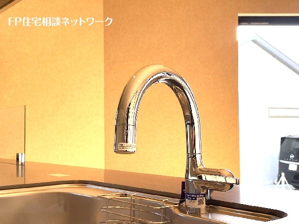 スタイリッシュな、浄水器一体型水栓です。水栓にシャワーホースと浄水器を内蔵し、カルキ臭など軽減。