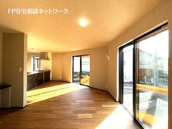 南に大きく面した掃出し窓から光が降りそそぐ開放的なリビング。自然の恵みが、快適で心地の良い空間を演出。