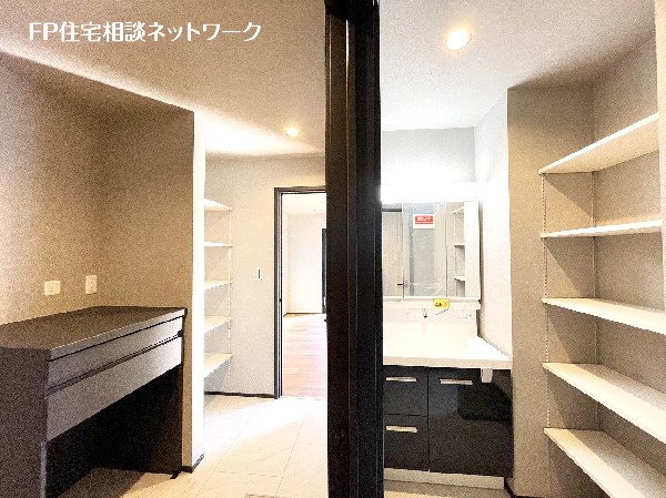 収納場所を確保するのが難しい洗面所に可動式の棚を設置しました。ぱっと片付くのでうれしいですね。