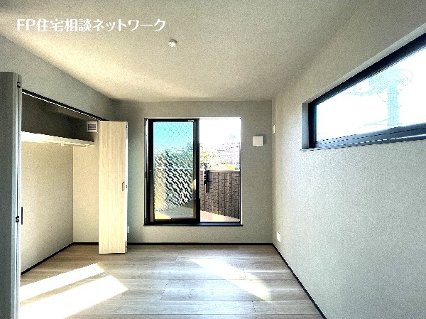 2面採光でお部屋の隅々まで明るい印象の居室。おひさまの光を、爽やかな風をたっぷりと取り込めます。