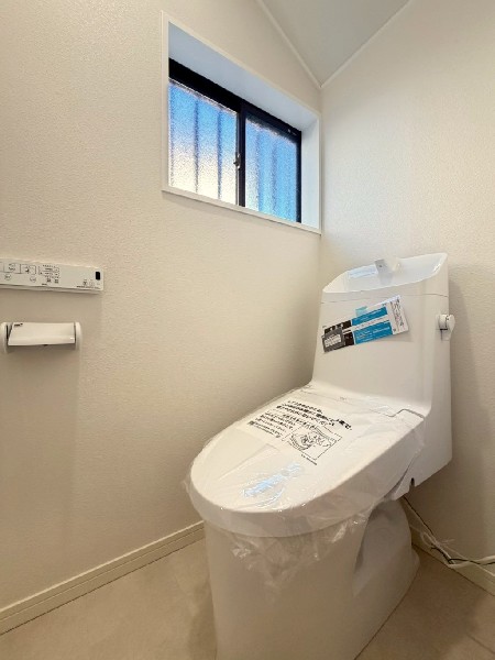 トイレは1階と2階の2カ所あります。朝の忙しい時間も慌てることなく使用できるので助かりますね。