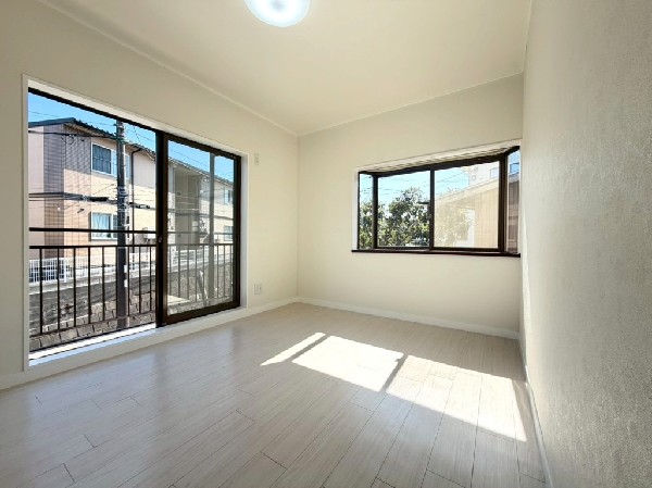 2面採光でお部屋の隅々まで明るい印象の居室。おひさまの光を、爽やかな風をたっぷりと取り込めます。