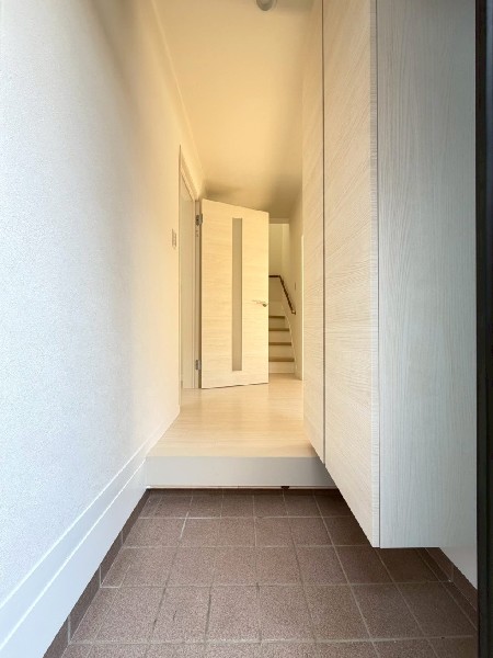 明るく解放感のある玄関は朝から気分も上がりますね。風が通り抜ける気持ちの良い空間です。