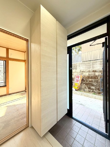 玄関をスッキリと保てる玄関収納。落ち着いた雰囲気の色目が、室内のカラーやデザインと調和しています。