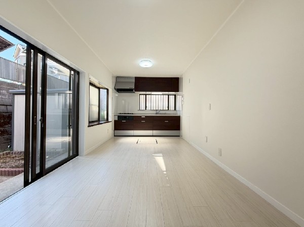 お部屋を広く使えるI型キッチン。お料理に集中したい方にお勧めの配置です。窓から光が入る明るいキッチン。