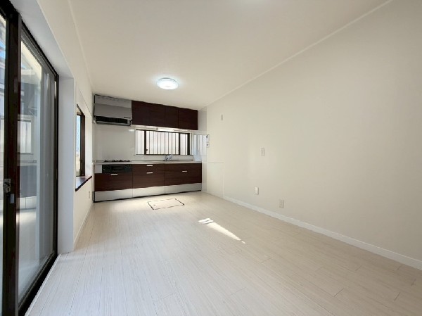 2面採光で明るいダイニングです。床下収納があるのでスッキリ片付きます