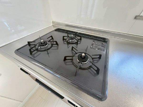 慣れている方も多く、火力が目に見えるため、使いやすいという方も多い、3口のガスコンロ仕様です