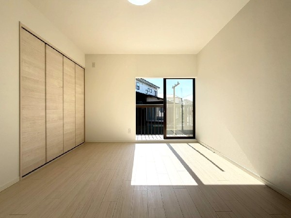 2面採光で明るい居室。バルコニーにも出られて、おひさまの光と爽やかな風をたっぷりと取り込めます。