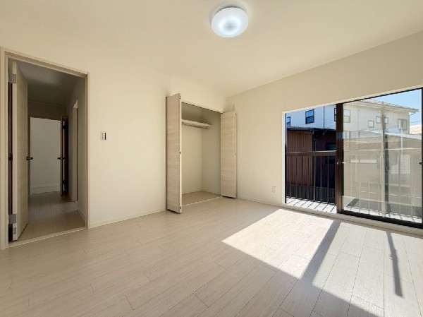 全居室収納を完備。普段使いのお洋服や小物はもちろん、季節物のお洋服などもしっかり収納！