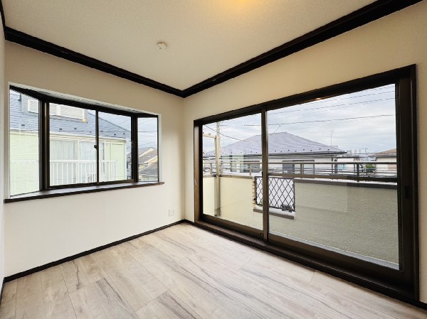 2面採光でお部屋の隅々まで明るい印象の居室。バルコニーにも出られて、爽やかな風をたっぷりと取り込めます。