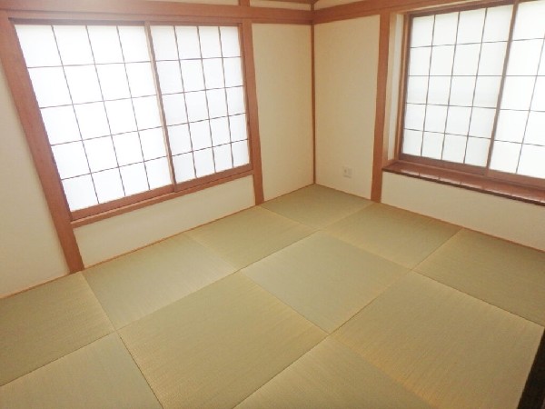 畳には断熱効果があり、冬は暖かく夏は涼しい快適空間。い草の香りが心身をリラックスさせてくれます。