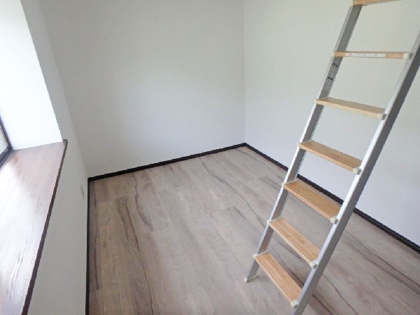 ２階の5帖の洋室はロフトがついています。天井が高く開放感があります。ロフトからは屋上に出られます。