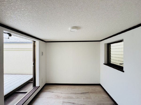 季節物の収納、書斎など、多用途に使えるロフト付。ロフトから屋上に出られるのでお庭替わりになりそうです。