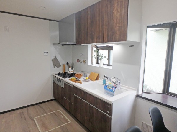 システムキッチンリフォーム済。お部屋を広く使えるI型キッチンです。食器洗乾燥機、浄水器付き。