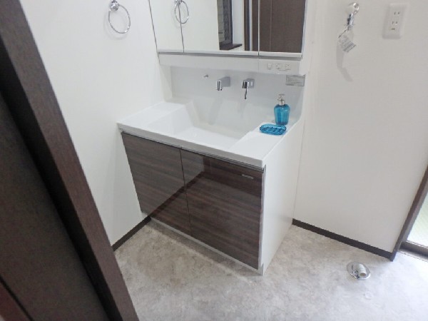 窓付で光が入り明るい洗面室。収納力と機能性に優れた洗面台で、毎朝の身支度が気持ちよく出来そうですね。