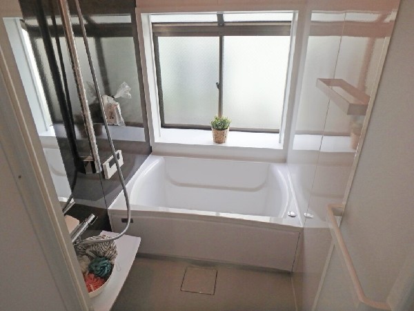 リフォーム済みのユニットバス。花粉が気になる季節や雨天時のお洗濯に便利な浴室換気乾燥暖房機付です。