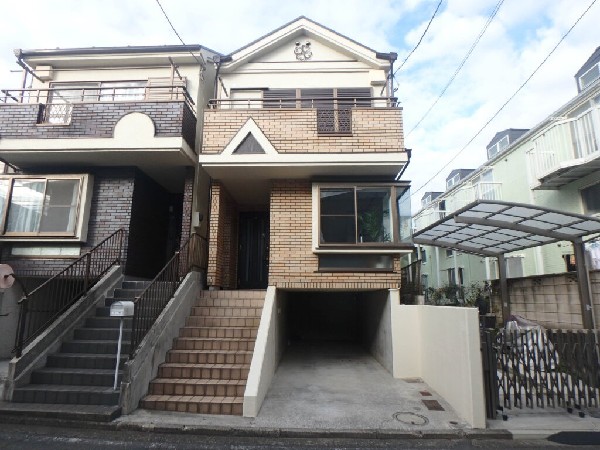 外観:「白楽」駅から徒歩11分の好立地。岸根公園がすぐ近くにあり緑豊かな住環境。小、中学校も近くにあります。