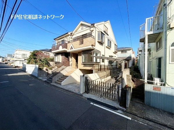 外観:前面道路は車通りの少ない道路。小さなお子様も安心です。地下車庫は車1台駐車可能です。