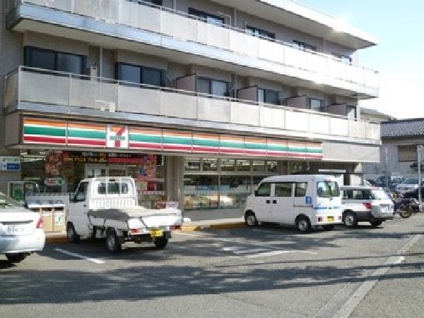 周辺環境:セブンイレブン横浜岸根公園店(近くて便利、期待以上の品質を提供するコンビニ。セブンイレブンの商品を最短30分で届ける7NOW取扱店。)