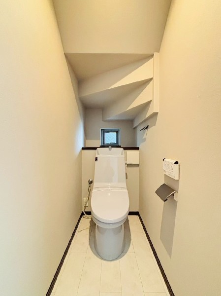 トイレは1階と2階に2カ所あります。朝の忙しい時間も慌てることなく使用できるので助かりますね。