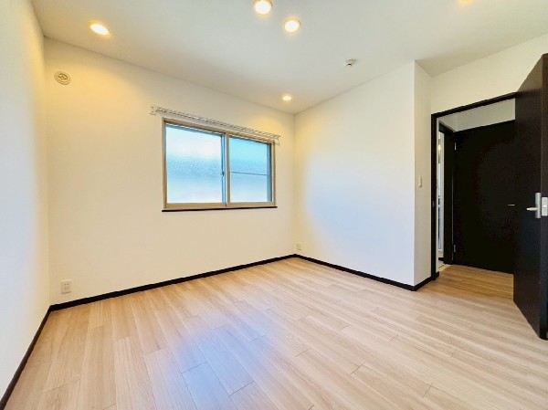 日中は照明いらずの自然光に包まれ、リビングや寝室としても快適にお使いいただけます。