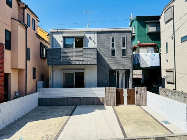 外観:並列3台駐車可能なカースペース（車種によります）。多用途にご利用いただけるスペースです。