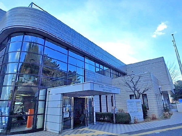 周辺環境:神奈川図書館(絵本コーナーのソファや、児童コーナーに学習スペースなどがあり、子連れでゆったり過ごせる図書館です。)