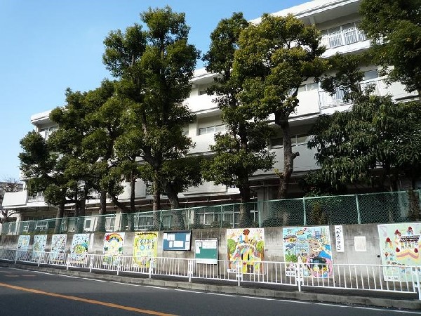 周辺環境:宮谷小学校(明治41年に創立された歴史ある小学校。学校教育目標は「自分を見つめ　ともに　未来をつくる子」です。)