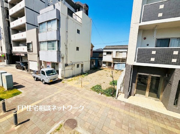 外観:前面道路は車通りの少ない道路。小さなお子様も安心です。お車の出し入れが苦手な方も駐車しやすそうです。