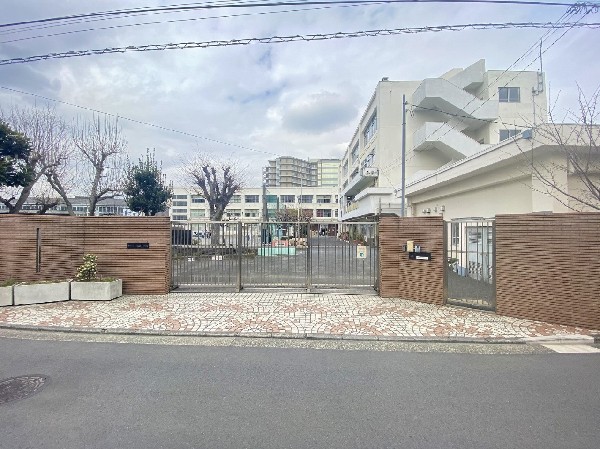 周辺環境:下末吉小学校(鶴見川の近くに位置するアットホームな小学校。教育目標は「強く 正しく 共に生きる下末吉の子」。)