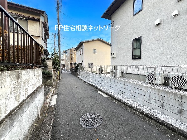 外観:前面道路は車通りの少ない道路。小さなお子様も安心です。お車の出し入れが苦手な方も駐車しやすそうです。