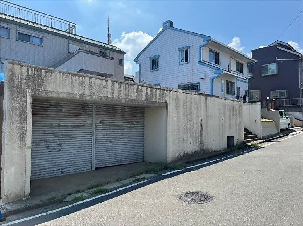 外観:「鴨居」駅から徒歩20分。公園、コンビニ、スーパーが徒歩5分以内にあり、子育てしやすい住環境です。