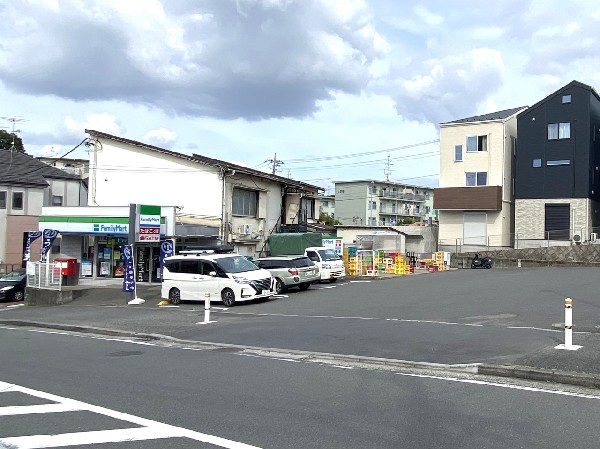 周辺環境:ファミリーマート竹山団地店(時間を問わず、幅広い品物が揃うコンビニ。フライヤー商品やスイーツなど美味しいオリジナル商品が魅力的。)