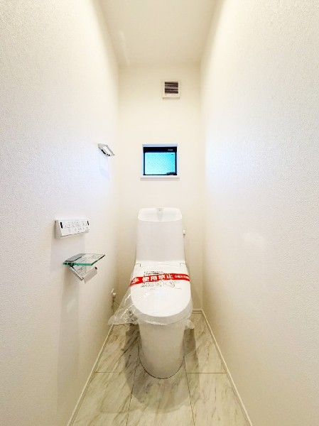 ウォシュレット、暖房便座機能付のトイレです。1階と3階の2カ所に設置しており忙しい朝も便利です。