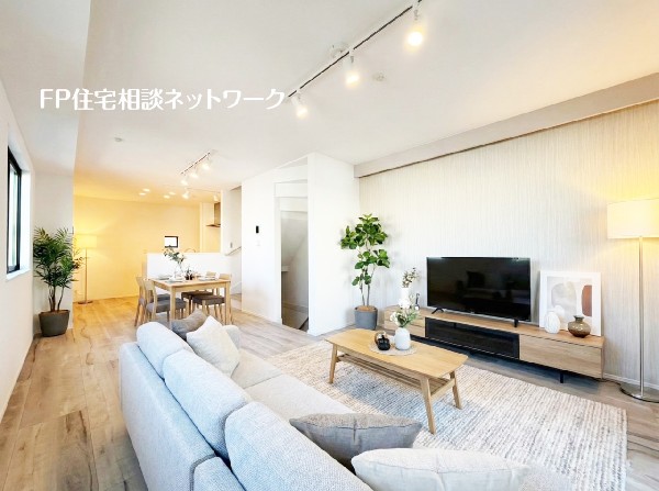 2階リビングなので目線を気にせず昼夜窓を開放しても寛げる。リビング階段で家族のコミュニケーションも〇