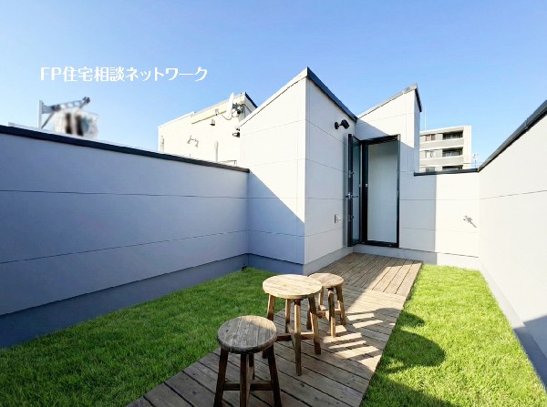 ルーフバルコニー付きです。天気の良い日にはテーブルとイスを並べて外でお食事なども楽しめます。