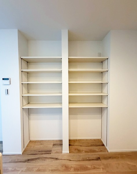 パントリー付きでキッチン用品やストック材料などが収納できます。まとめ買いの味方ですね。