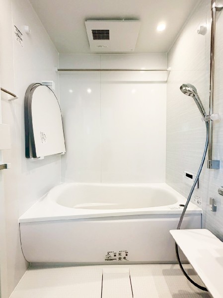 ゆったり入れる１坪タイプの浴室。雨の多い時季のお洗濯に重宝する浴室換気乾燥機付。追炊きオートバス付。