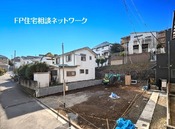 外観:幅8ｍの道路に面しています。道路との高低差もなく、車の出入りがしやすいのでお出かけが楽しみです。  