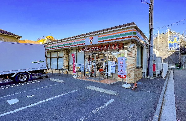 周辺環境:セブンイレブン伊勢町3丁目(時間を問わず、幅広い品物が揃うコンビニ。駐車スペースも広く、お車でも安心して立ち寄る事が出来ます。)