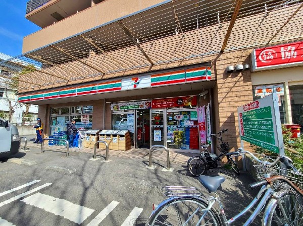 周辺環境:セブンイレブン横浜平安町2丁目店(近くて便利、期待以上の品質を提供するコンビニ。注文、店舗受取、配達可能なセブンミール取扱有。)