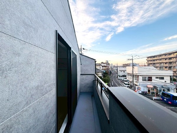 3階2部屋ともにバルコニー付き。爽やかな風をたっぷりと取り込めます。お布団もすぐに干せますね。