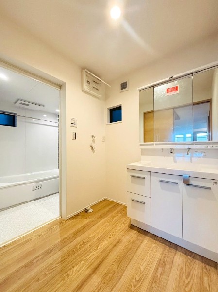 鏡の裏に収納棚を確保した三面鏡を採用。化粧品や歯ブラシなどを機能的に収納し、朝の身支度も快適です。