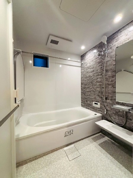 ゆったり入れる1坪タイプの浴室。花粉が気になる季節や雨天時のお洗濯に便利な浴室換気乾燥暖房機付です。