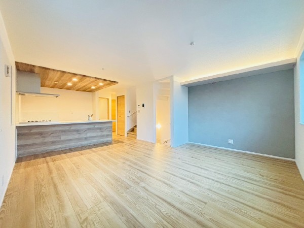 リビングにアクセントクロスと間接照明を取り入れ、より一層お洒落に空間に。家具を置くのが楽しみですね。